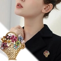 Spilla vintage a cesto di fiori con cristalli colorati mostrata su un blazer nero - Stile Cesto di Fiori Multicolore (X109361)