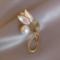 Elegante broche de tulipán blanco con pétalos de nácar y una perla sobre seda - Estilo Tulipán Blanco