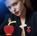 Elegante spilla a forma di mela rossa con strass su bavero di blazer scuro da donna - Mela