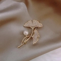 Elegante broche de hoja de ginkgo dorada con cristales brillantes y una perla blanca fina - Forma de Hoja de Ginkgo