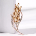 Eleganter Weizenähren-Brosche in Roségold mit Champagner-Steinen auf weißem Sockel - Weizenähren Design / Champagner