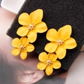 Primer plano detallado de pendientes de flores amarillas de doble capa con acabado mate - Amarillo