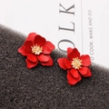 Elegante matte rote Blumenohrringe mit goldenem Staubblatt auf strukturiertem Grund - Rot