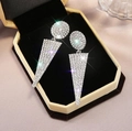 Funkelnde silberne Tropfenohrringe mit Kristallen in einer eleganten Schmuckschatulle - Silber