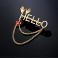 Goldene HELLO Buchstaben-Brosche mit Strasssteinen, rotem Herz und Kettenanhängern - Gold HELLO Buchstaben Stil