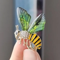 Prachtige bijenbroche met groene glittervleugels en kristalaccenten op legering - Groen