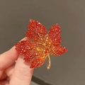 Exquisite vergoldete Ahornblatt-Brosche mit orangen Kristallen und funkelnden Steinen - Rot-Orange Farbverlauf Ahornblatt-Stil (BC23Y0125-1)