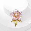 Elegante spilla a fiore di camelia rosa con centro in perla e foglie verde dorato - Rosa