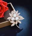 Spilla floreale elegante in oro rosa con perle bianche e foglie di strass brillanti - Stile Petalo Foglia Oro Rosa