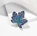 Broche élégante feuille d'érable avec cristaux bleus et verts sur métal doré - Bleu