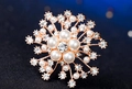 Bloemige tulpbroche met witte parels en fonkelende kristallen in goudkleur - Parel Vuurwerk Bloemstijl (Goud)
