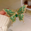 Eleganter Schmetterlings-Brosche mit smaragdgrünen Kristallen auf einer vergoldeten Basis - Französisch Vintage Smaragd Schmetterling Stil (X0411)