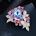 Lussuosa spilla a forma di cuore con gemme sfumate blu-viola e dettagli floreali rosa - Spilla cuore multicolore / Colorato