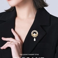 Elegante gouden parelbroche met kristallen waaier en druppelvormige parelhanger - Gouden Parel Hanger Stijl (X30692)