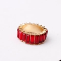 Bague éternité avec cristaux rouges rectangulaires et finition dorée sur fond blanc - US 7 / Rouge