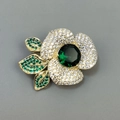 Eleganter Gold-Kamelien-Brosche mit grünen Kristallen und weißen Zirkonia-Blüten - Kamelien-Stil / Gold