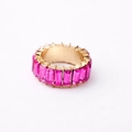 Bague éternité avec cristaux rectangulaires rose sur une base en métal doré - US 7 / Violet Rose