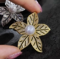 Elegante broche de flor de cinco pétalos con perla blanca y detalles de circonita brillante - Dorado