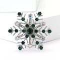 Vue macro d'une broche flocon de neige en argent avec cristaux verts et AB - Dark Green Aurora Rhinestone Snowflake Style / Vert