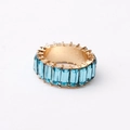 Bague élégante avec cristaux bleus rectangulaires dans un serti doré et design classique - US 7 / Bleu ciel