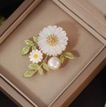 Spilla elegante a forma di margherita con petali in madreperla e perla su base dorata - Stile Margherita