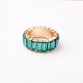 Bague éternité en finition dorée avec des cristaux verts de taille baguette en ligne - US 7 / Verdoyant