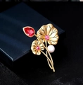 Spilla elegante a foglia di ginkgo dorata con cristallo rosso e perla bianca - Rosso