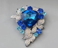 Spilla di lusso a cuore blu con cristalli di zaffiro e incastonatura floreale - Spilla cuore blu / Blu