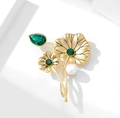 Elegante spilla a farfalla dorata con cristalli verde scuro e perla bianca - Verde