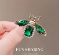 Broche abeille vintage dorée avec cristaux verts et strass scintillants - Vert