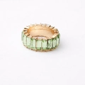 Bague dorée minimaliste sertie d'une rangée de cristaux vert clair de coupe émeraude - US 7 / Vert Pomme