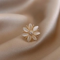 Squisita spilla a fiore con petali di opale bianco e centro in zircone su seta champagne - Spilla Margherita Occhio di Gatto