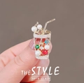 Spilla a forma di tazza di succo con perle e strass colorati su una base dorata lucida - Colorato