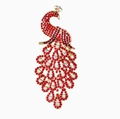 Detailansicht der eleganten Gold-Pfau-Brosche mit roten Strasssteinen auf weißem Grund - Rot