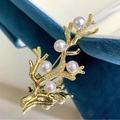 Elegante broche de rama de coral dorado con cinco perlas blancas y circonitas brillantes - Estilo Rama de Coral Dorado (X0598)