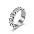 Anillo unisex de acero de titanio con diseño de engranaje y acabado plateado - Talla 6 / Color Acero
