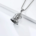 Détail d'un pendentif cloche en acier inoxydable avec relief de mains en prière - Mains en Prière Avec Chaîne 3mm x 60cm