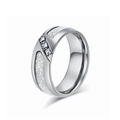 Anillo estilo industrial plateado con textura de meteorito y tres circonitas transparentes - Talla 7 / Color acero
