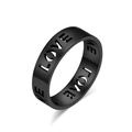 Anillo unisex de acero inoxidable negro con diseño calado LOVE y acabado mate - Talla 6 / Negro