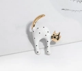 Macro di una spilla a forma di gatto in smalto bianco a pois neri con finiture dorate - Bianco