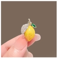 Spilla a limone in smalto giallo con strass scintillanti e foglia di cristallo verde - Spilla a Forma di Limone