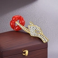 Modieuze rode lippen broche met gouden hand en sprankelende witte strass-steentjes - Rode Lippen Gebaar