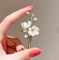 Elegante spilla a forma di magnolia bianca con foglie verdi e perle per tailleur - Spilla Magnolia Bianca