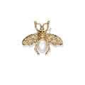Vintage gouden bijenbroche met witte parel en opengewerkte vleugels op witte achtergrond - Bijenvorm