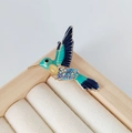 Squisita spilla a colibrì con smalto blu e pietra gialla su un supporto per gioielli - Blu