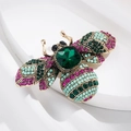 Detail van vintage bijenbroche met groen kristal en kleurrijke strassteentjes - Stijl 21 (Vierkante Diepgroene Steen Roze Blauw Groene Strass Bij)