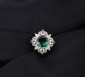 Elegante broche dorado con un gran cristal esmeralda y pétalos de circonita brillantes - Verde