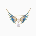 Elegante broche de alas de ángel con perlas y esmalte colorido sobre base dorada - Azul