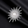 Funkelnde Sonnenblumen-Brosche mit Perle und Kristallen auf schwarzem Leder-Hintergrund - Silber