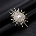 Elegante Sonnenblumen-Brosche mit Perle und funkelnden Kristallen auf goldener Basis - Gold